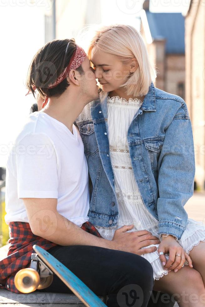 couple d'adolescents avec un longboard pendant leur rendez-vous dans une ville photo