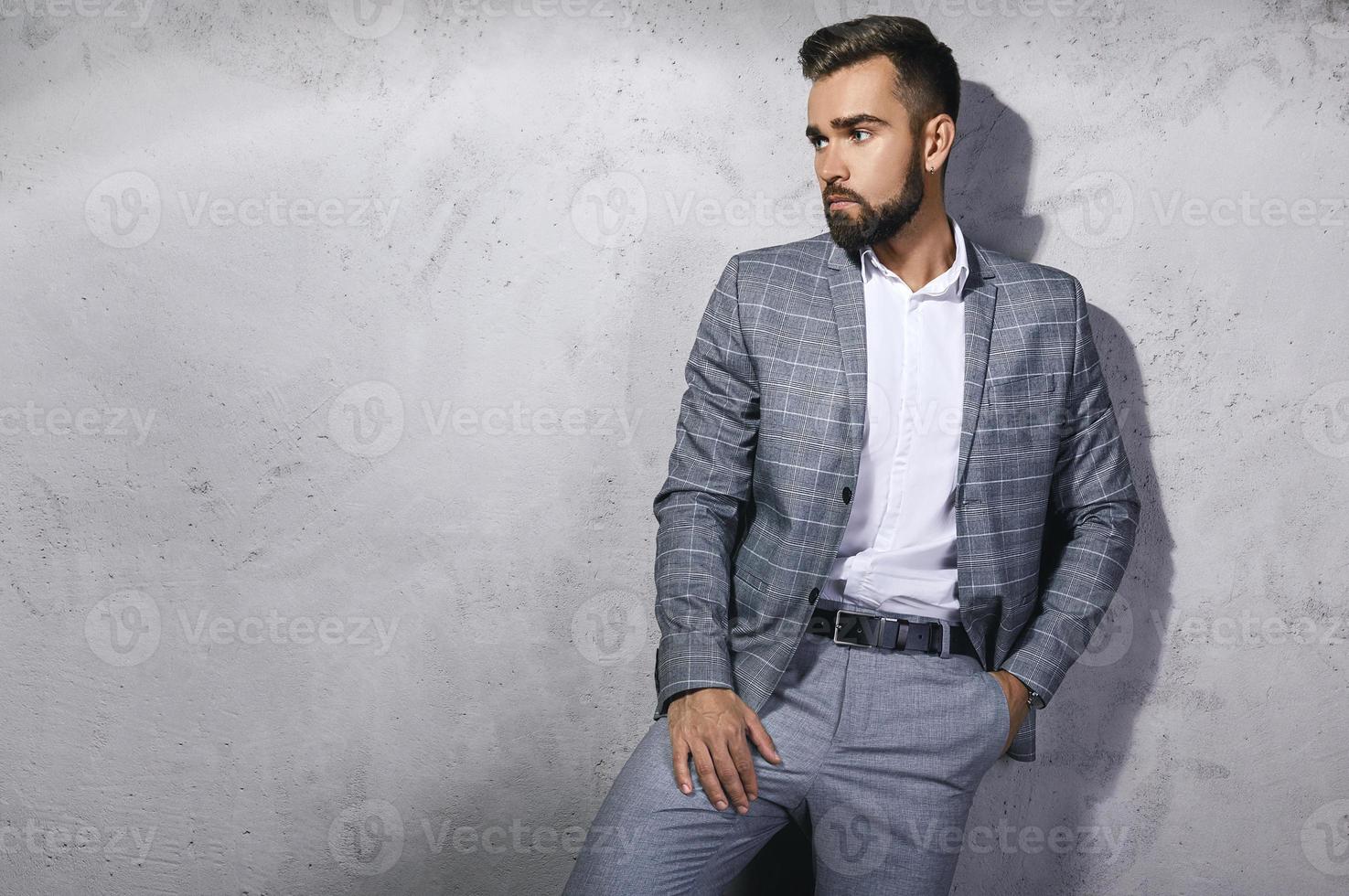 bel homme barbu vêtu d'un costume à carreaux gris photo