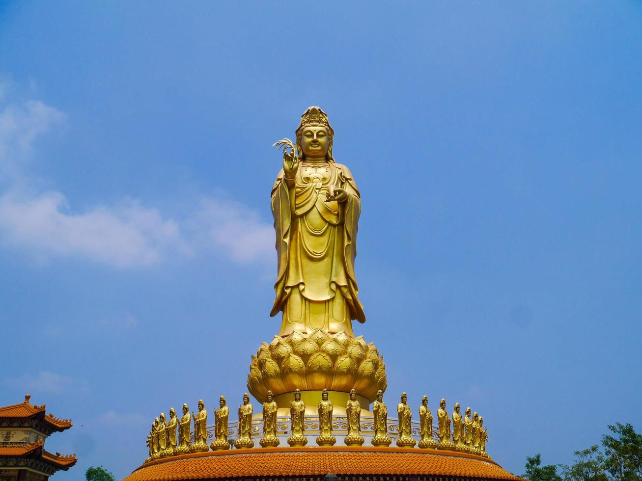 statue de guanyin sur fond de ciel bleu photo