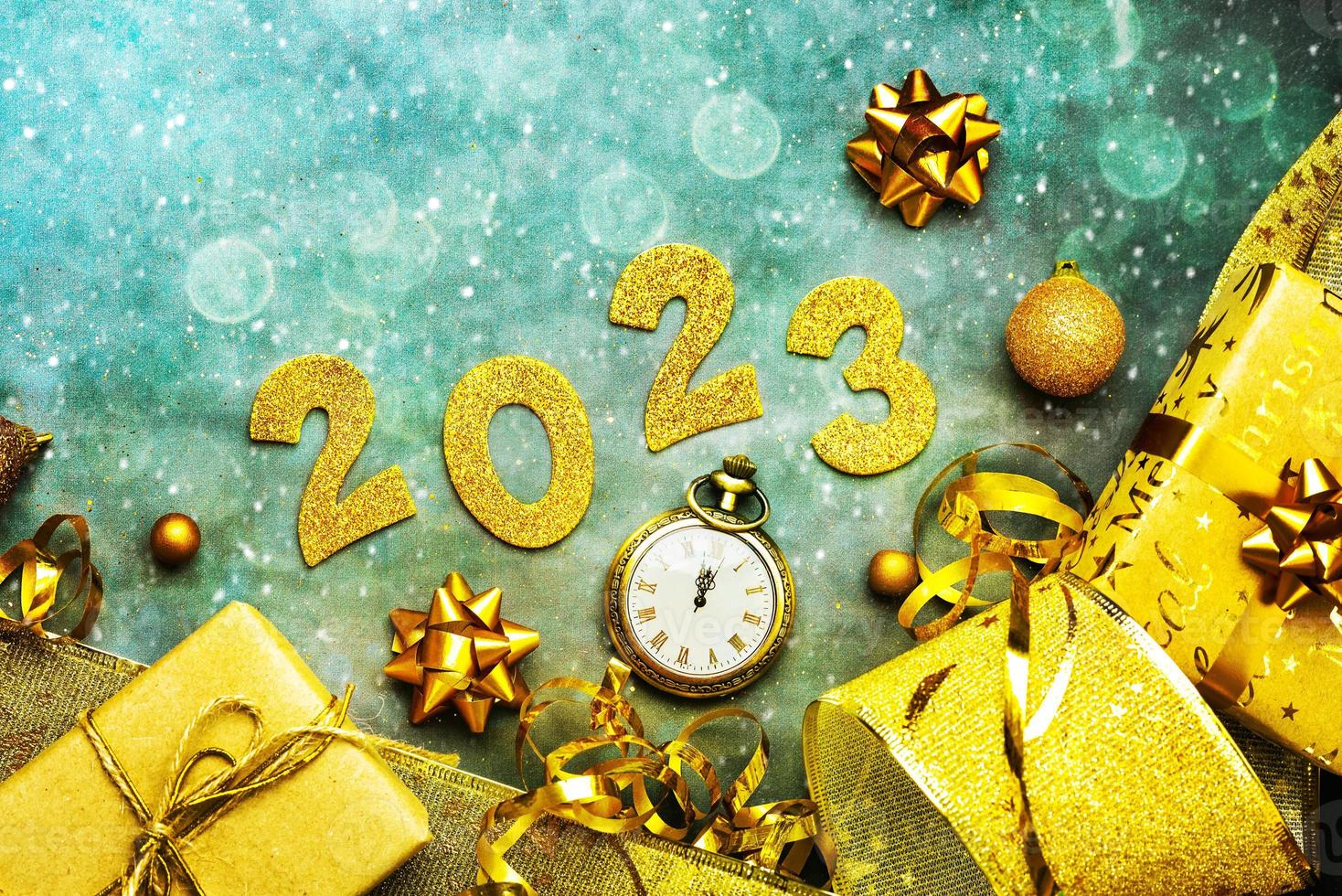 bonne année 2023. vue de dessus des nombres d'or 2023 avec ornement de noël et horloge ancienne. fond de concept de célébration du nouvel an photo