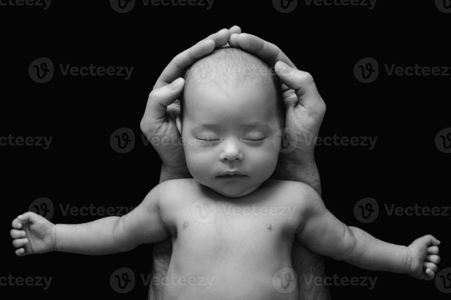 mignon bébé nouveau-né dans les mains du père photo