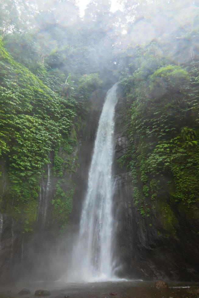 cascade d'air terjun munduk. île de bali, indonésie. photo