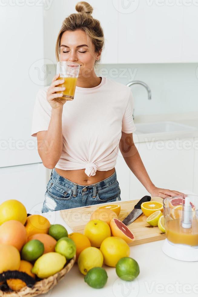 presse-agrumes et femme qui boit du jus d'orange maison fraîchement pressé  16252895 Photo de stock chez Vecteezy