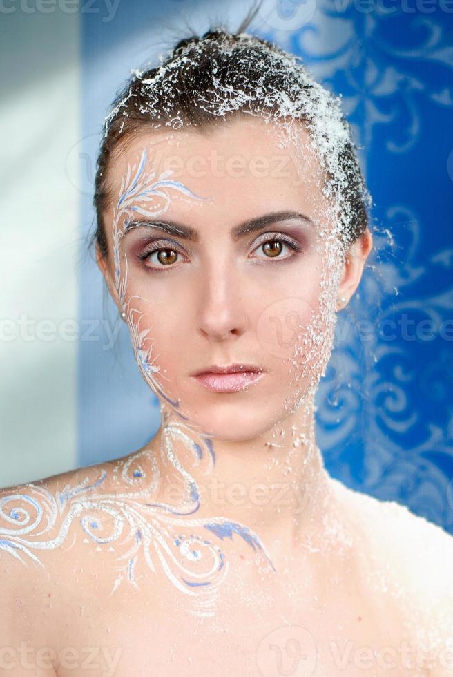 portrait de jeune femme avec art maquillage d'hiver comme la reine des neiges photo