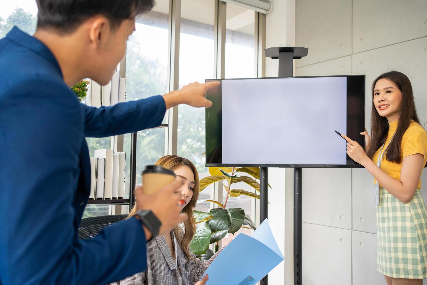 réunion de démarrage d'un jeune entrepreneur asiatique au bureau pour discuter d'un nouveau modèle commercial pour le prochain projet. concept de nouveau modèle d'entreprise et de partenariat, société commerciale, travail d'équipe photo