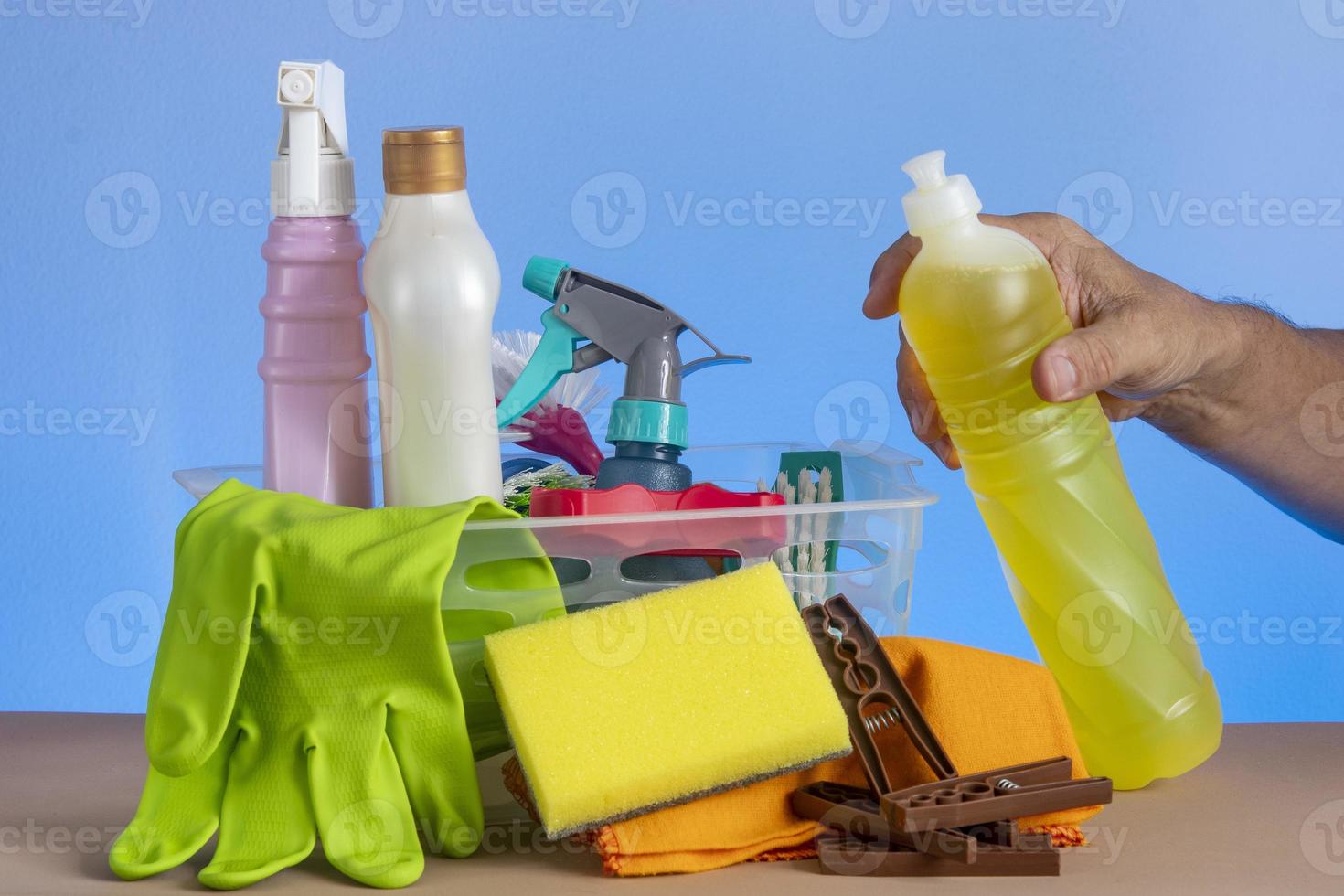 panier contenant des produits de nettoyage pour l'hygiène domestique photo