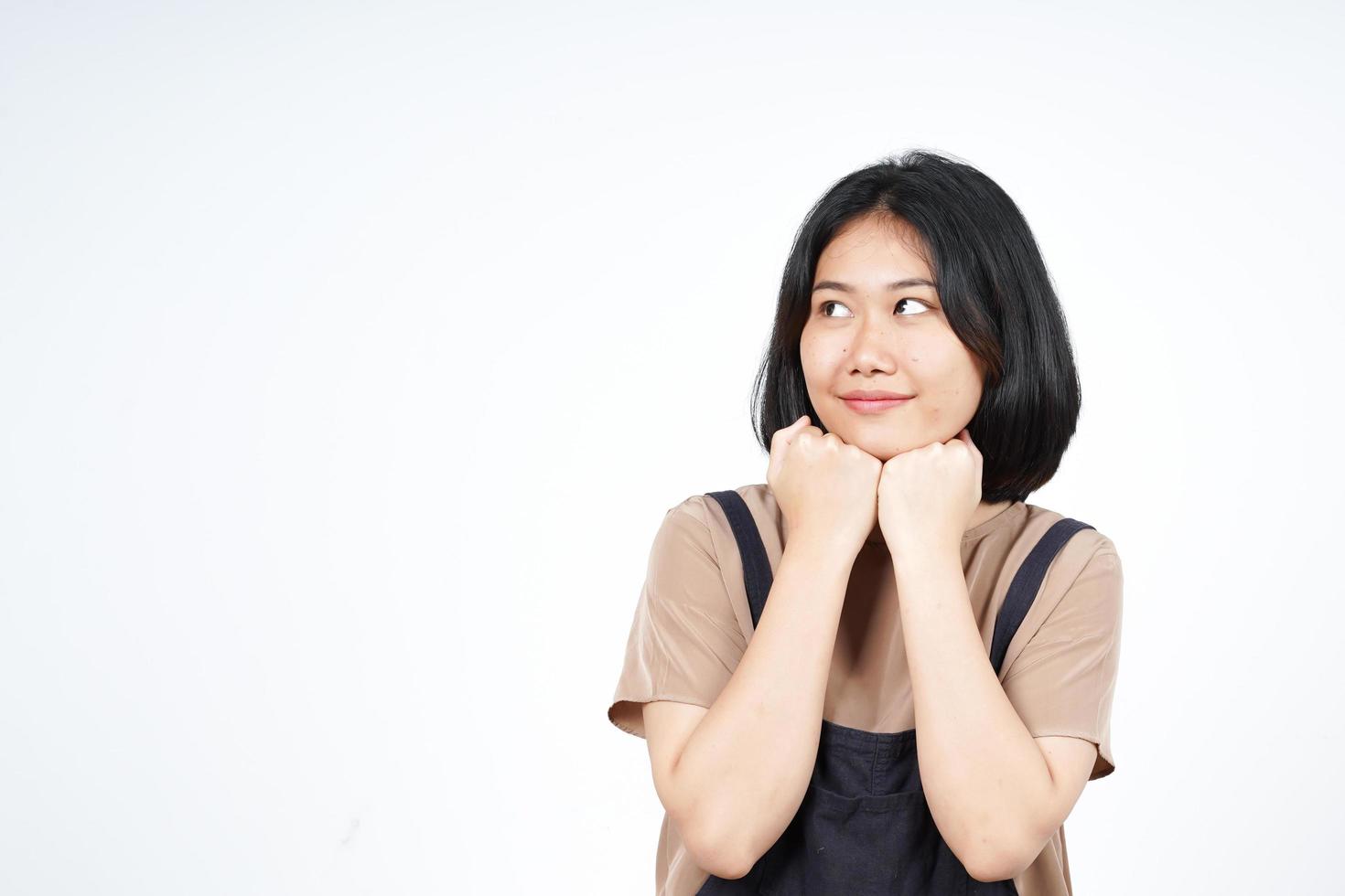 pensée et geste curieux d'une belle femme asiatique isolée sur fond blanc photo