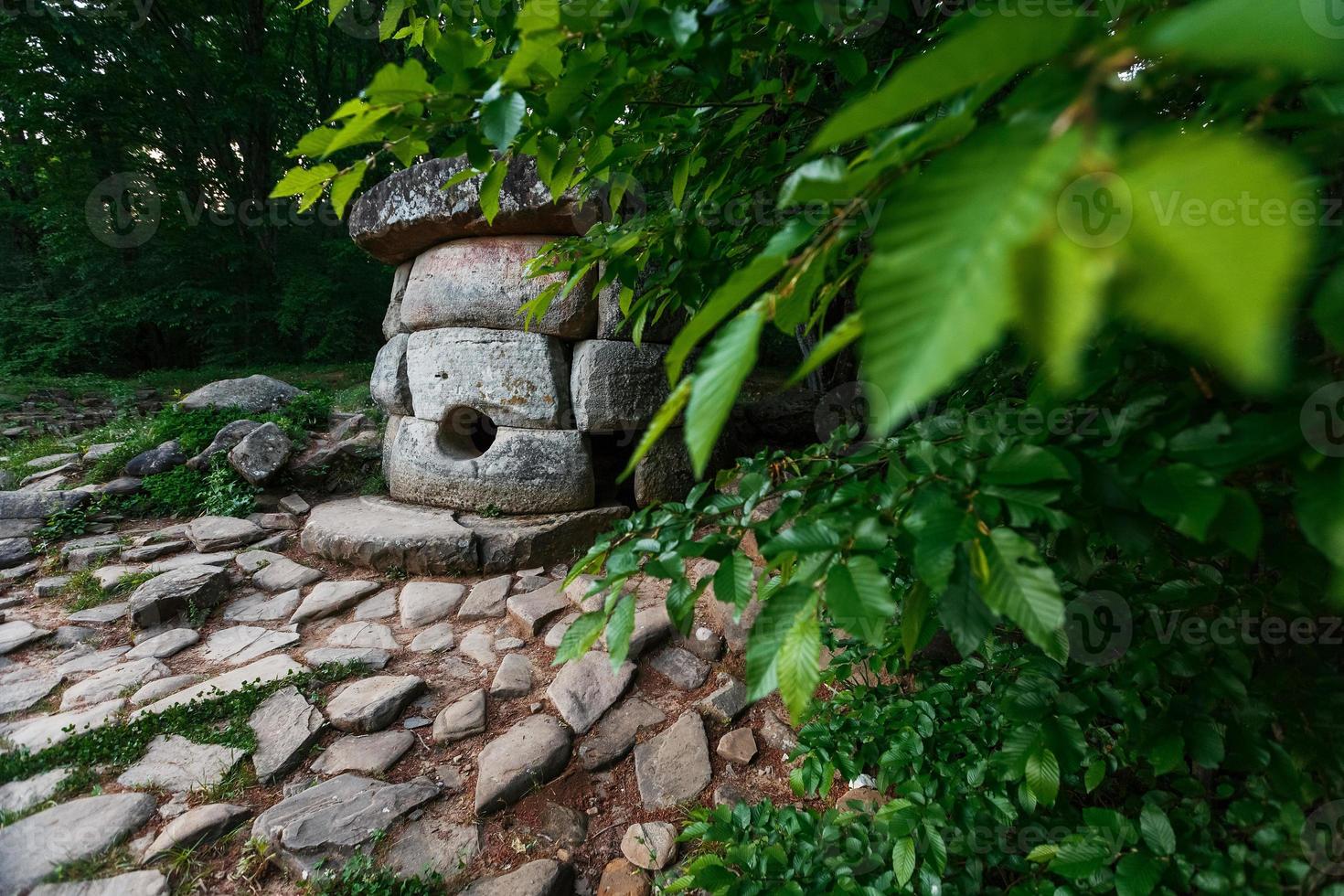 ancien dolmen rond composé dans la vallée de la rivière jean, monument d'archéologie structure mégalithique. photo