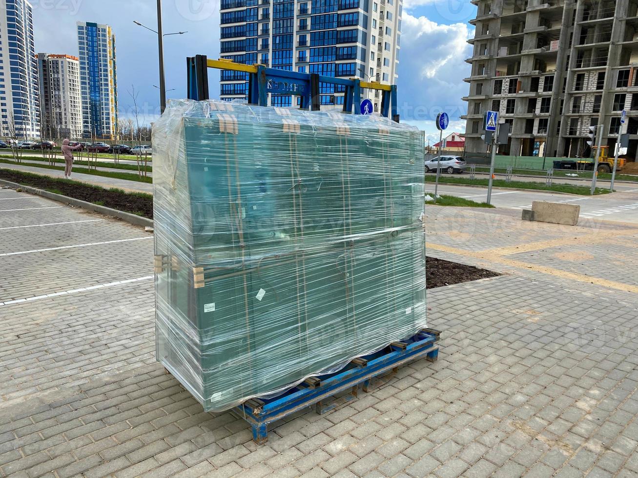 un grand paquet de verre pour fenêtres à double vitrage enveloppé de film  étirable sur le chantier lors de la construction de maisons 14442705 Photo  de stock chez Vecteezy