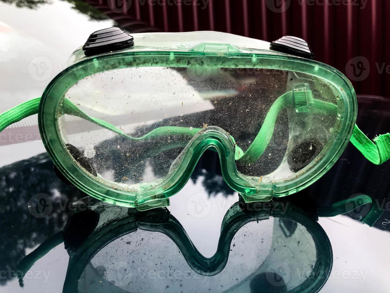 lunettes pour tondre la pelouse. protection des yeux contre les dommages causés par l'herbe et la cornée. uniforme d'ouvrier, jardinier. tondre l'herbe le matin. nettoyage du territoire, amélioration photo