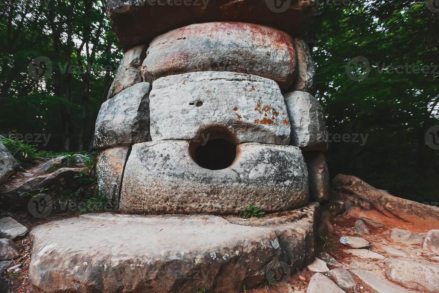 ancien dolmen rond composé dans la vallée de la rivière jean, monument d'archéologie structure mégalithique. photo