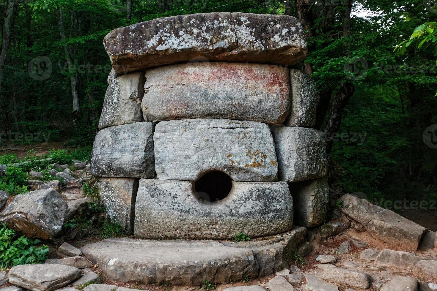 ancien dolmen rond composé dans la vallée de la rivière jean, monument d'archéologie structure mégalithique. photo