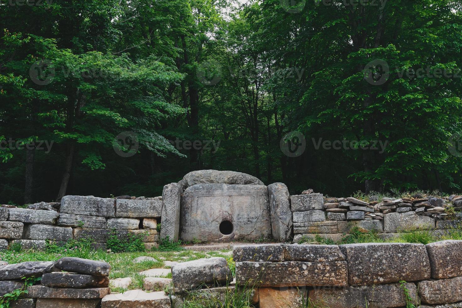 ancien dolmen de tuiles dans la vallée de la rivière jean. monument d'archéologie structure mégalithique photo