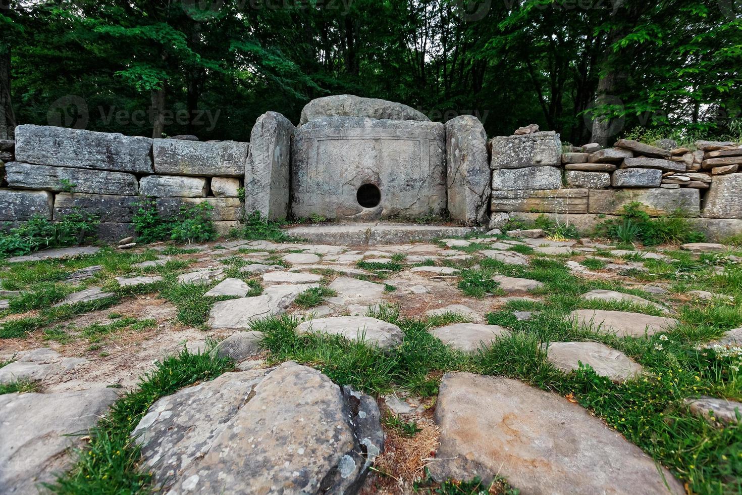 ancien dolmen de tuiles dans la vallée de la rivière jean. monument d'archéologie structure mégalithique photo