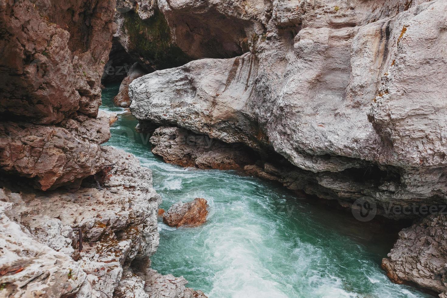 gorge avec une rivière de montagne avec une eau turquoise vibrante entre les rochers. photo