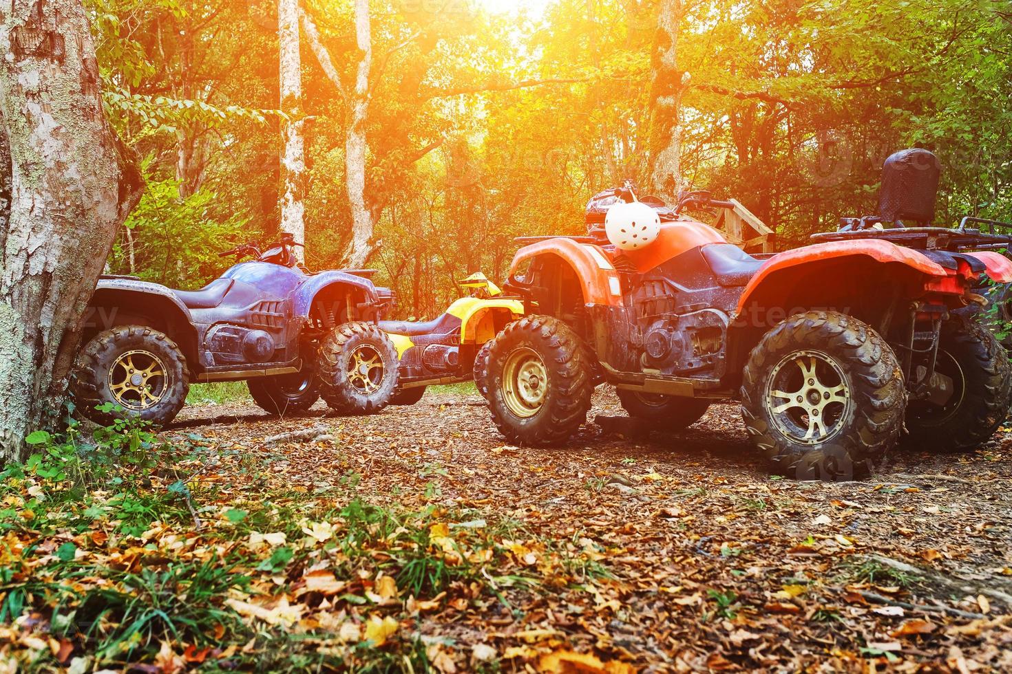 un groupe de vtt dans une forêt couverte de boue. roues et éléments de véhicules tout-terrain dans la boue et l'argile. loisirs actifs, sports et tourisme photo