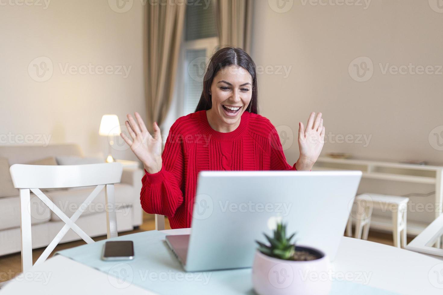 jeune femme agitant devant un ordinateur portable et parlant à ses amis par appel vidéo, étudiante parlant par vidéoconférence, tutorat d'enseignante par webcam, formation en ligne, concept d'e-coaching photo