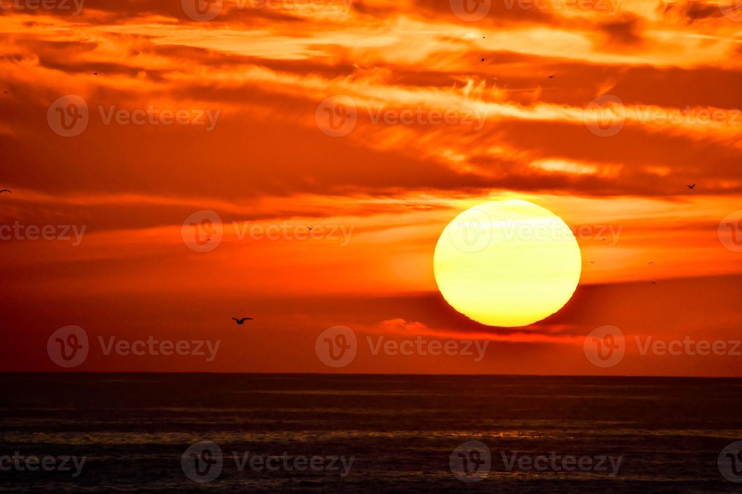 coucher de soleil sur l'océan photo