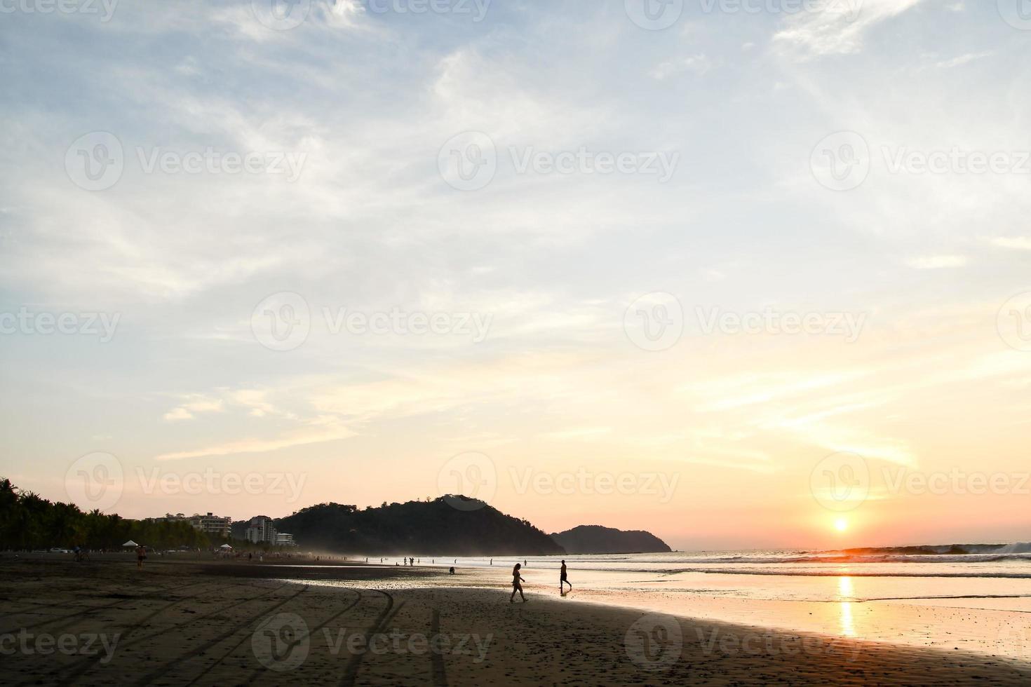 plage au coucher du soleil photo