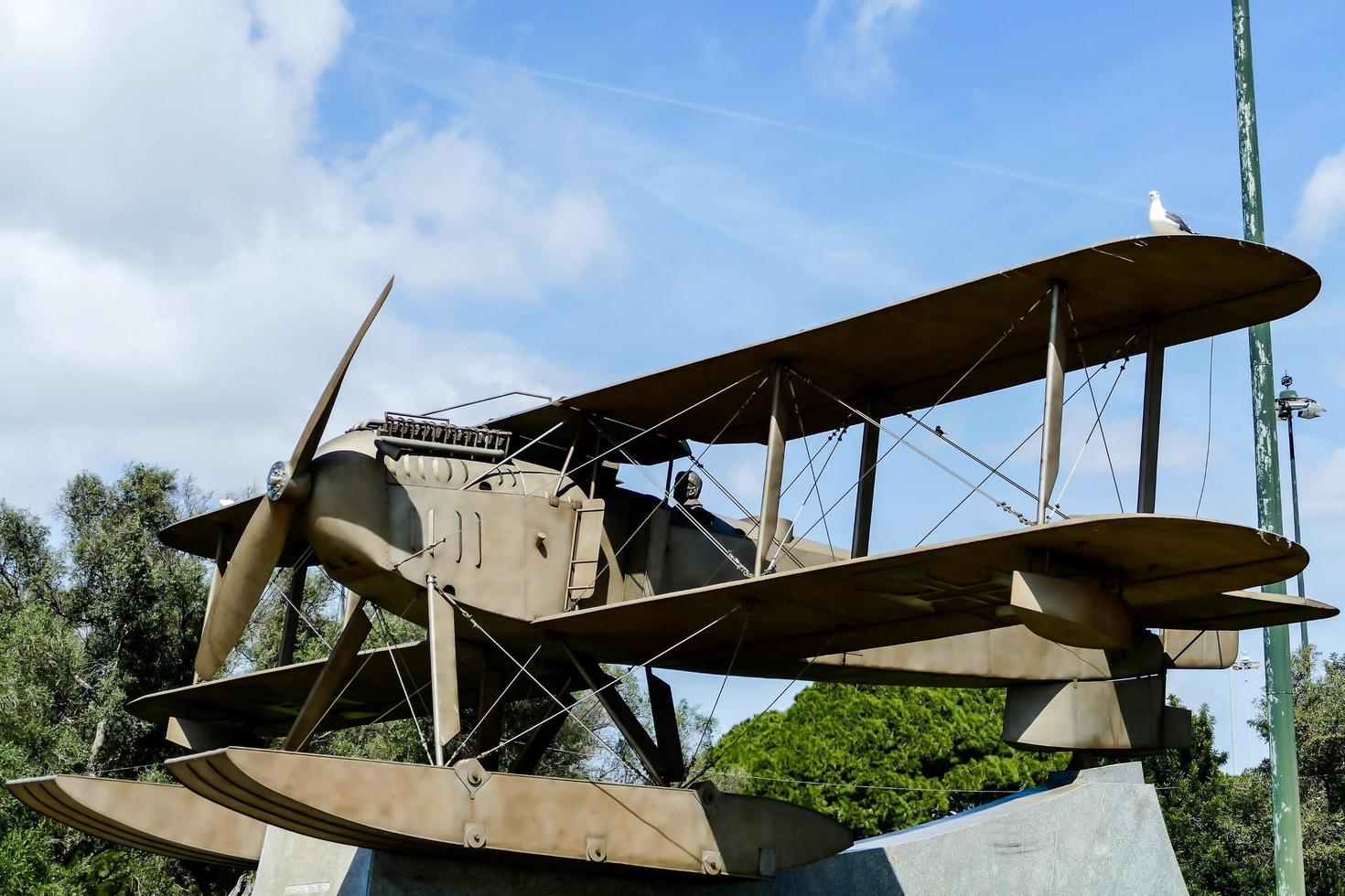 Lisbonne, Portugal, 2022 - ancien avion de guerre photo