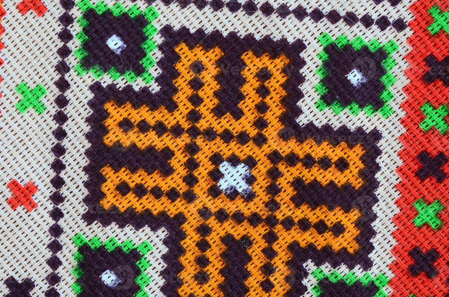 motif de broderie tricoté d'art populaire ukrainien traditionnel sur tissu textile photo