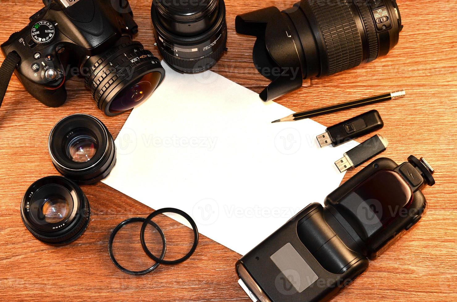 nature morte avec kit appareil photo numérique