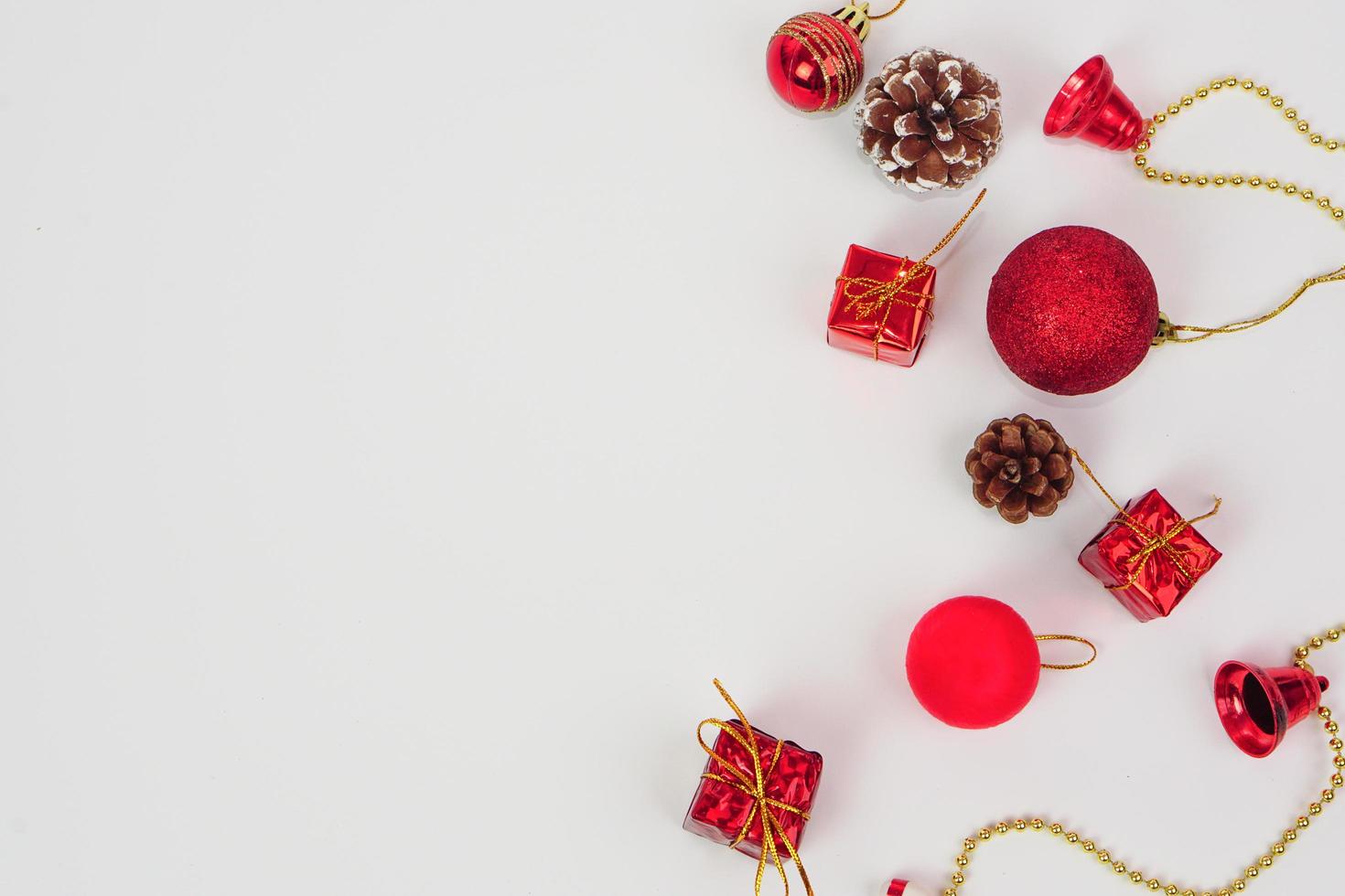 nouvel an ou noël de décorations rouges sur fond blanc. photo