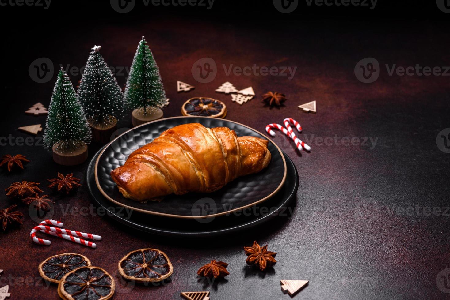 belles décorations de noël différentes et croissant sur une table en béton marron photo