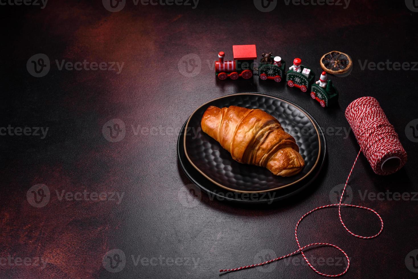 belles décorations de noël différentes et croissant sur une table en béton marron photo