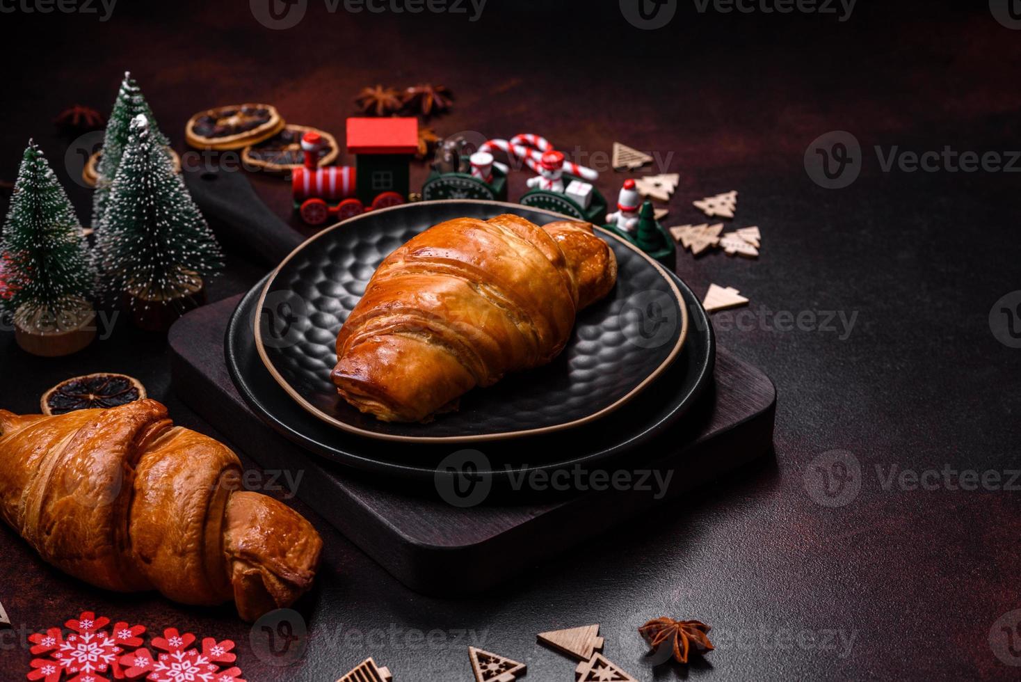 belles décorations de noël différentes et croissant sur une table en béton marron photo