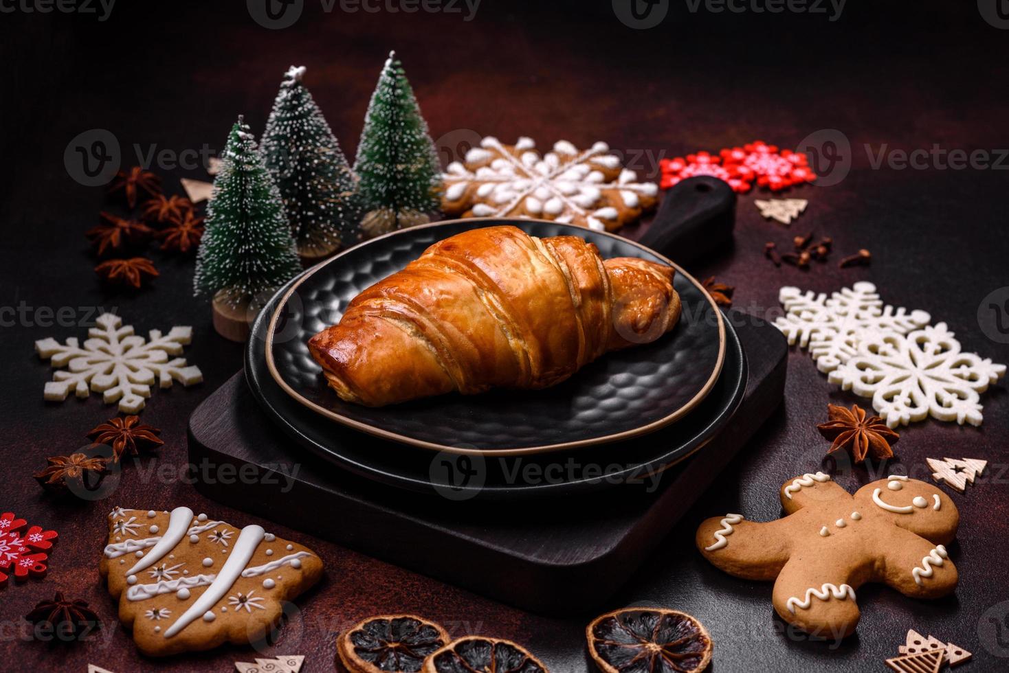 belles décorations de noël différentes et croissant sur une table en béton marron photo