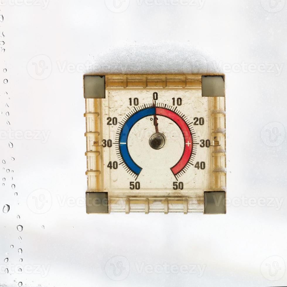 thermomètre de fenêtre d'accueil dans une chaude journée d'hiver photo