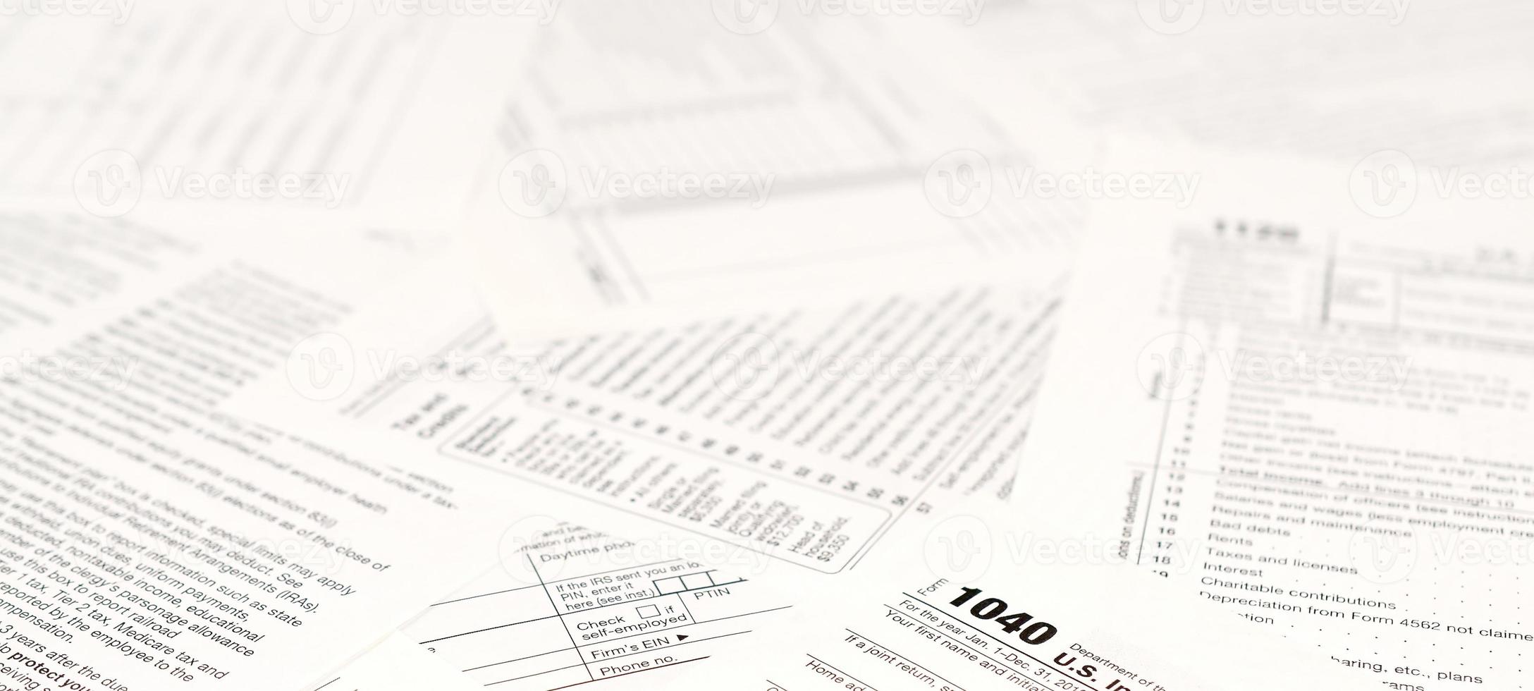 formulaires d'impôt sur le revenu vierges. formulaire américain de déclaration de revenus des particuliers 1040 photo