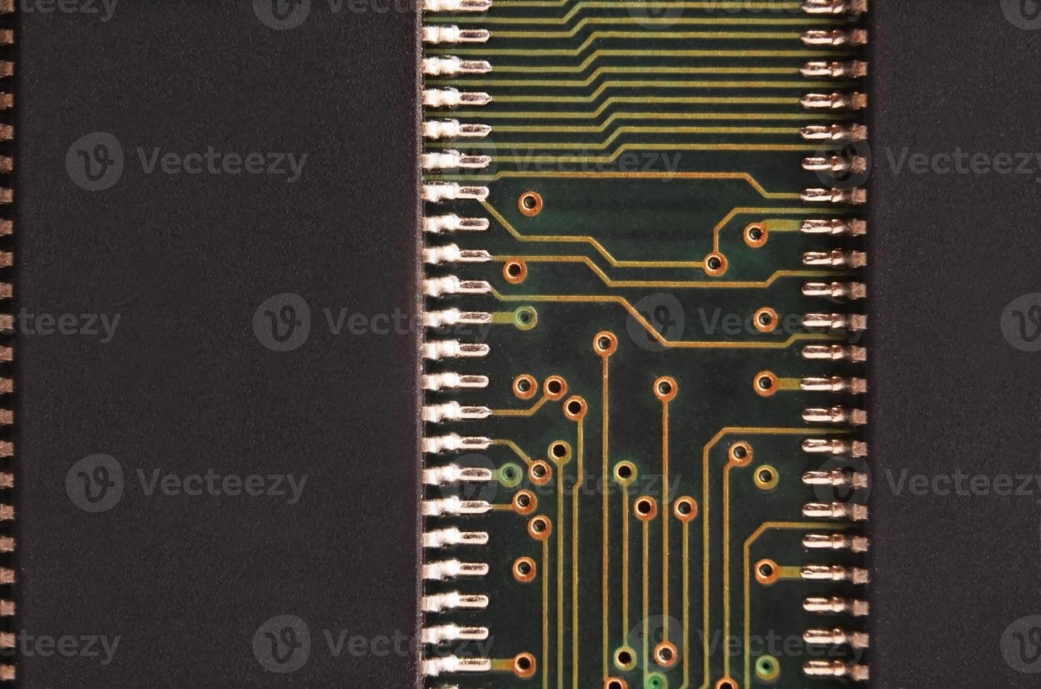 gros plan sur une carte de micro-circuit colorée. fond de technologie abstraite photo