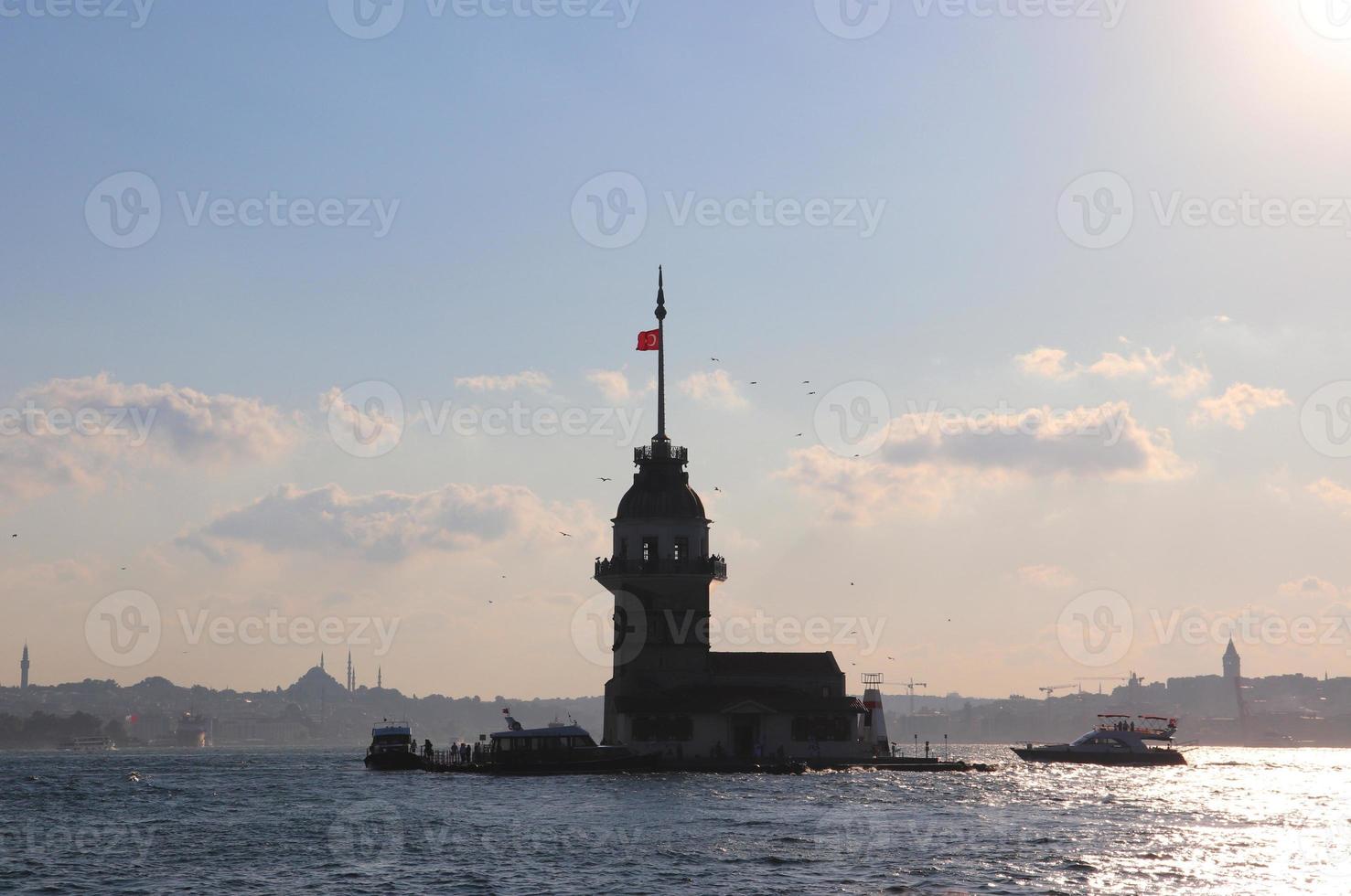 photo de la tour de la jeune fille à istanbul au milieu de l'eau