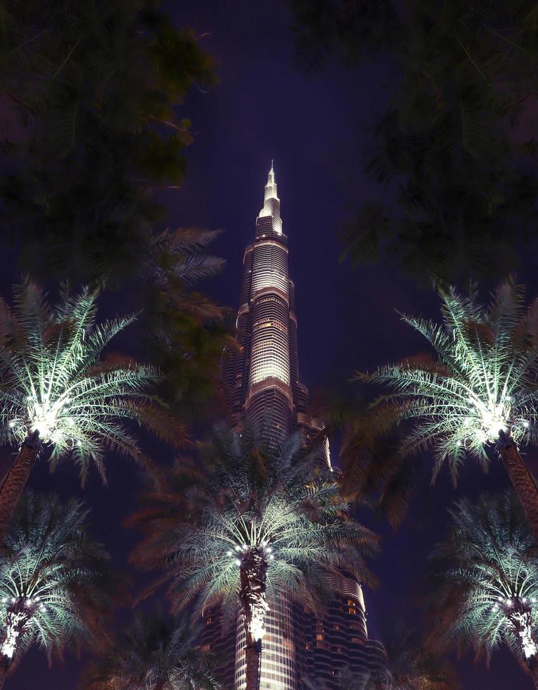 Dubaï, Émirats Arabes Unis 25 décembre 2018 toile de fond urbanistique. fond de nuit des eau de vacances. horizon futuriste. ciel nocturne des émirats arabes unis. repère célèbre. photo