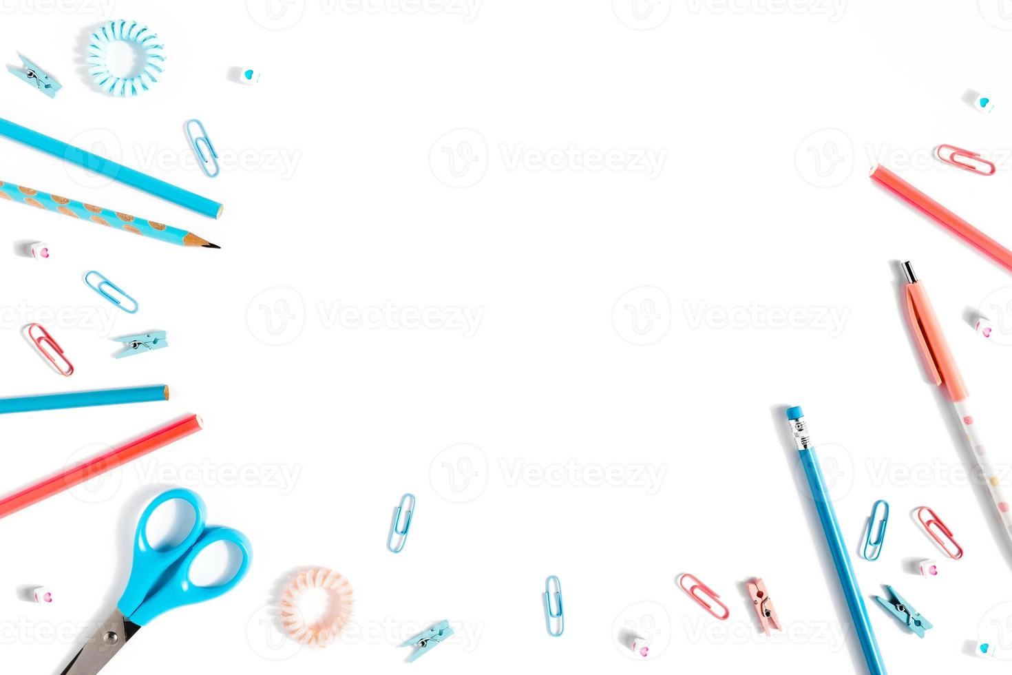 fond blanc avec des stylos et des crayons pour la publicité scolaire. photo