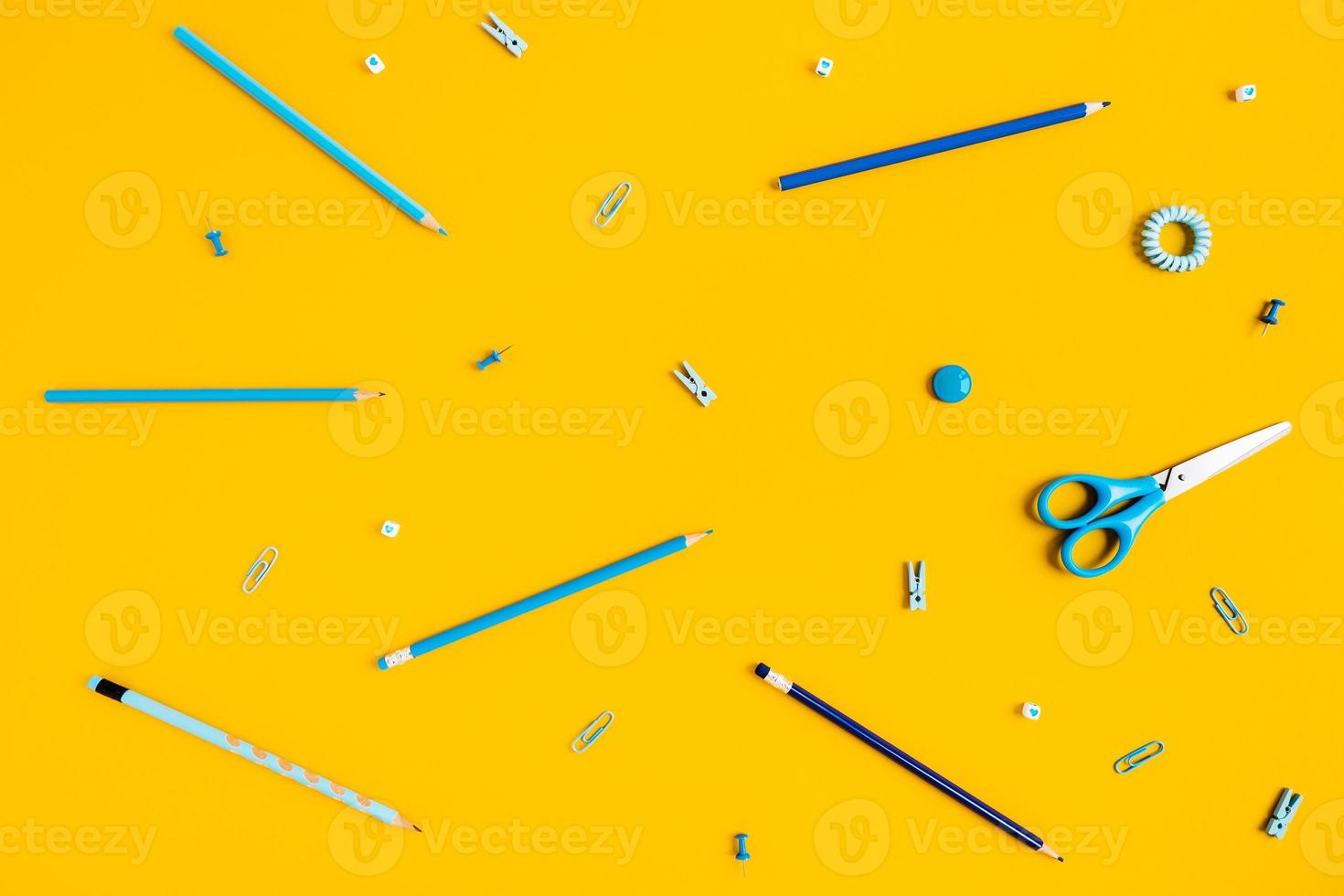 fond jaune avec des stylos et des crayons pour la publicité scolaire. photo
