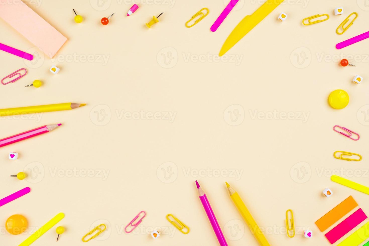 accessoires scolaires sur fond jaune. photo