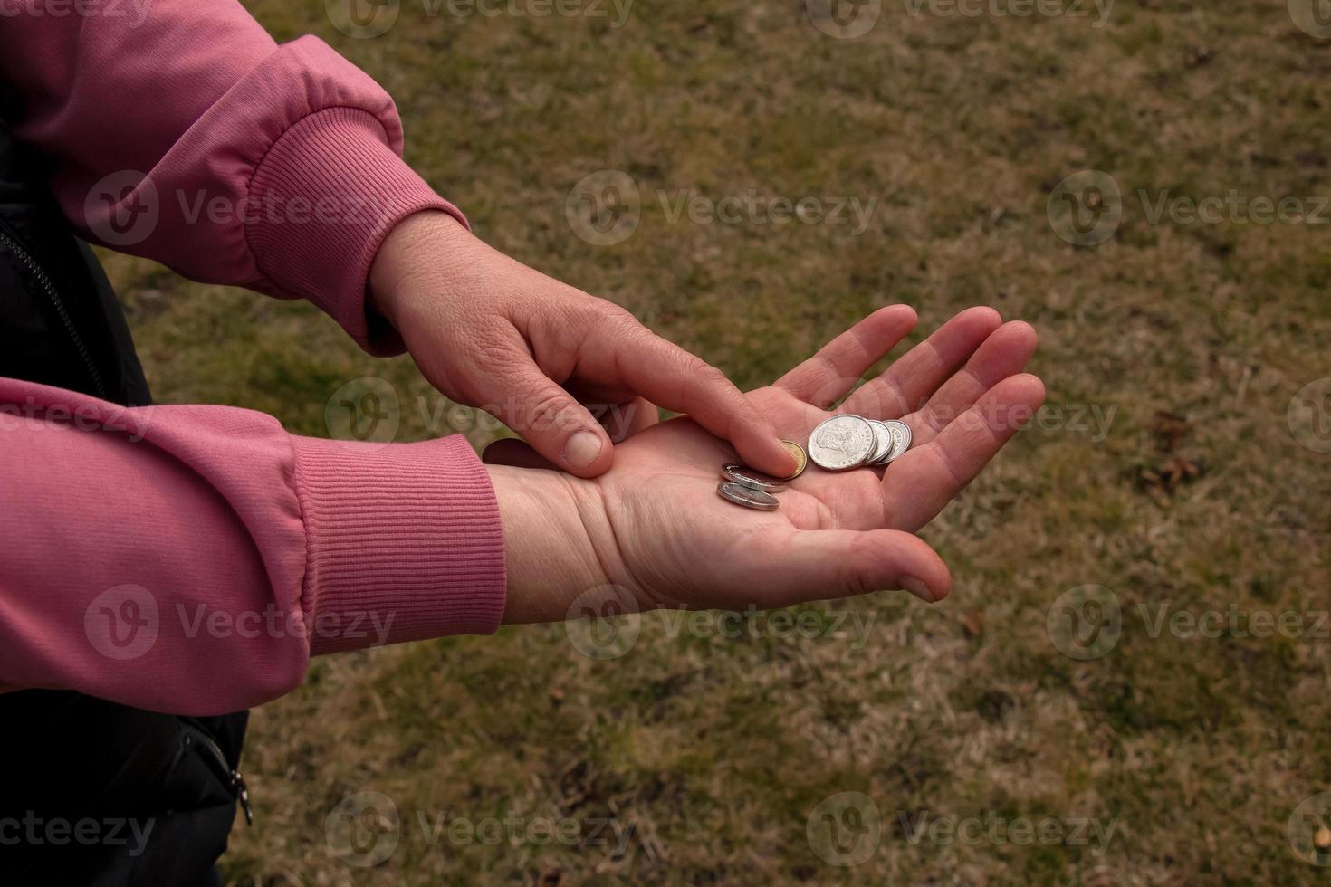 dernier argent pour l'épicerie. pièces de monnaie dans la main d'une femme d'âge moyen. le concept de la crise alimentaire mondiale associée à la guerre en ukraine photo