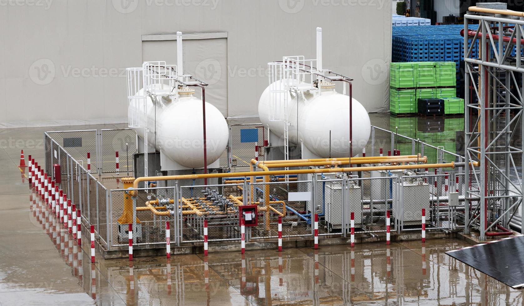 deux réservoirs de mazout blancs sont utilisés pour les installations industrielles. photo