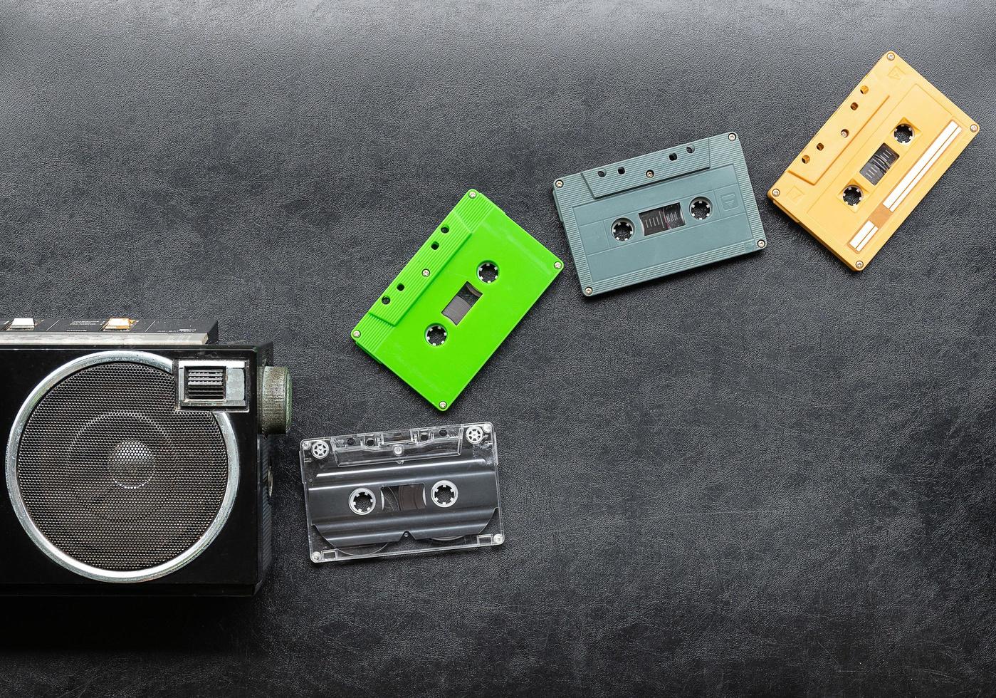 vue de dessus demi-radio rétro et cassette colorée sur sol noir avec espace de copie photo