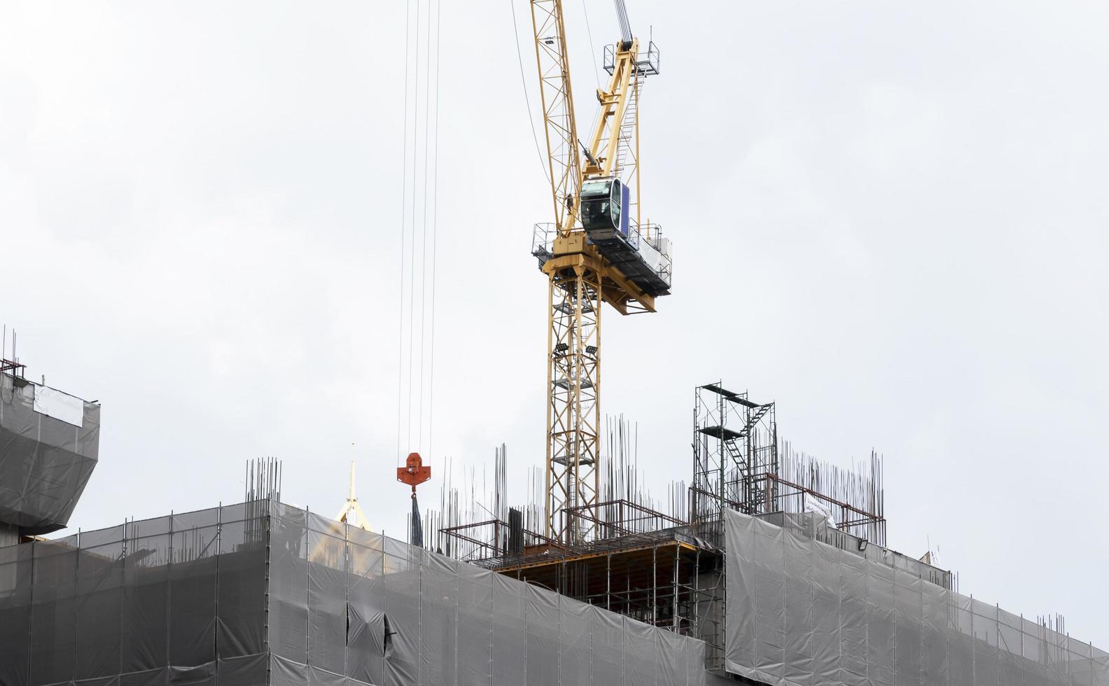 grue de construction de tour sur le toit du bâtiment photo