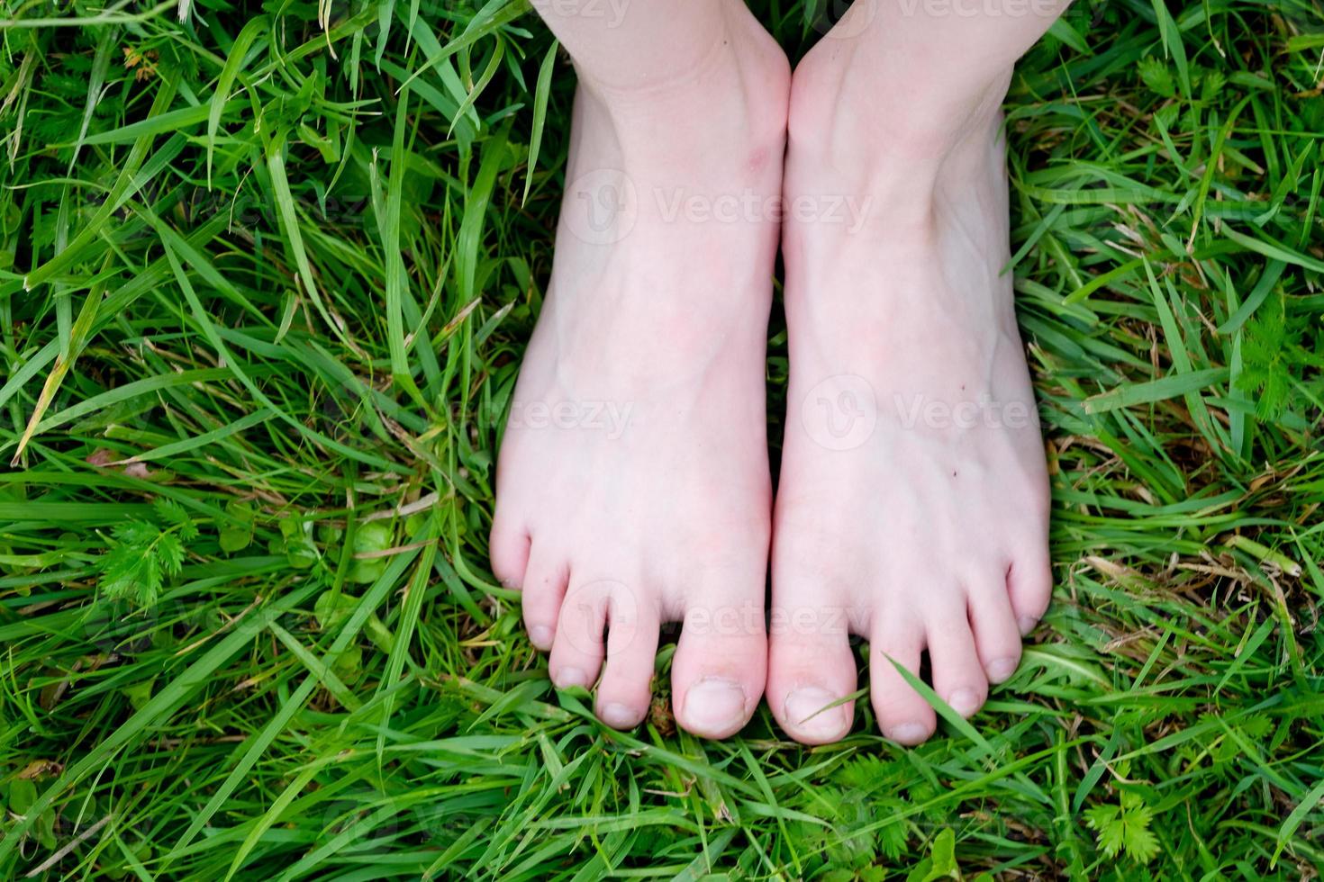 pieds nus sur l'herbe, vue de dessus photo