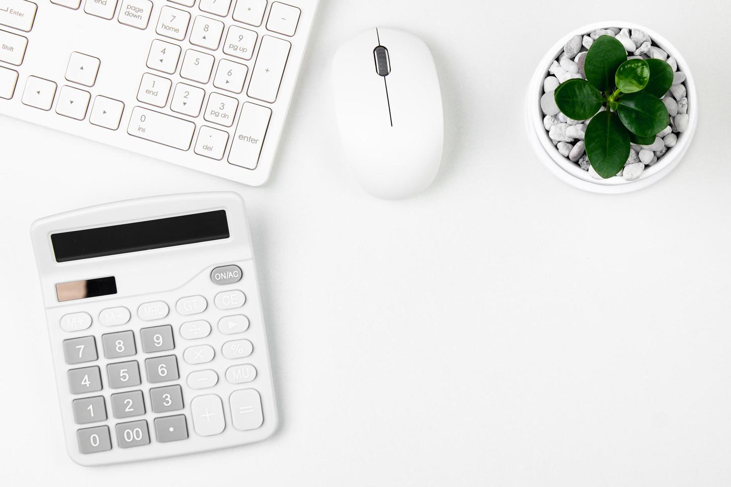 vue de dessus du tableau blanc moderne. clavier d'ordinateur de coin de travail vintage. concept d'espace de travail de centre d'appels, service client, réunion en ligne, zone de conception d'entreprise de style de gestion de l'espace de travail photo