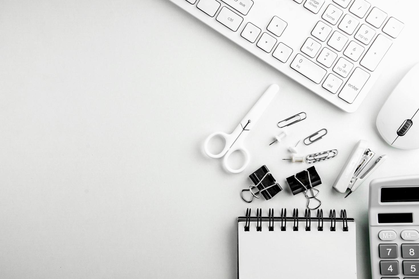 vue de dessus du tableau blanc moderne. clavier d'ordinateur de coin de travail vintage. concept d'espace de travail de centre d'appels, service client, réunion en ligne, zone de conception d'entreprise de style de gestion de l'espace de travail photo