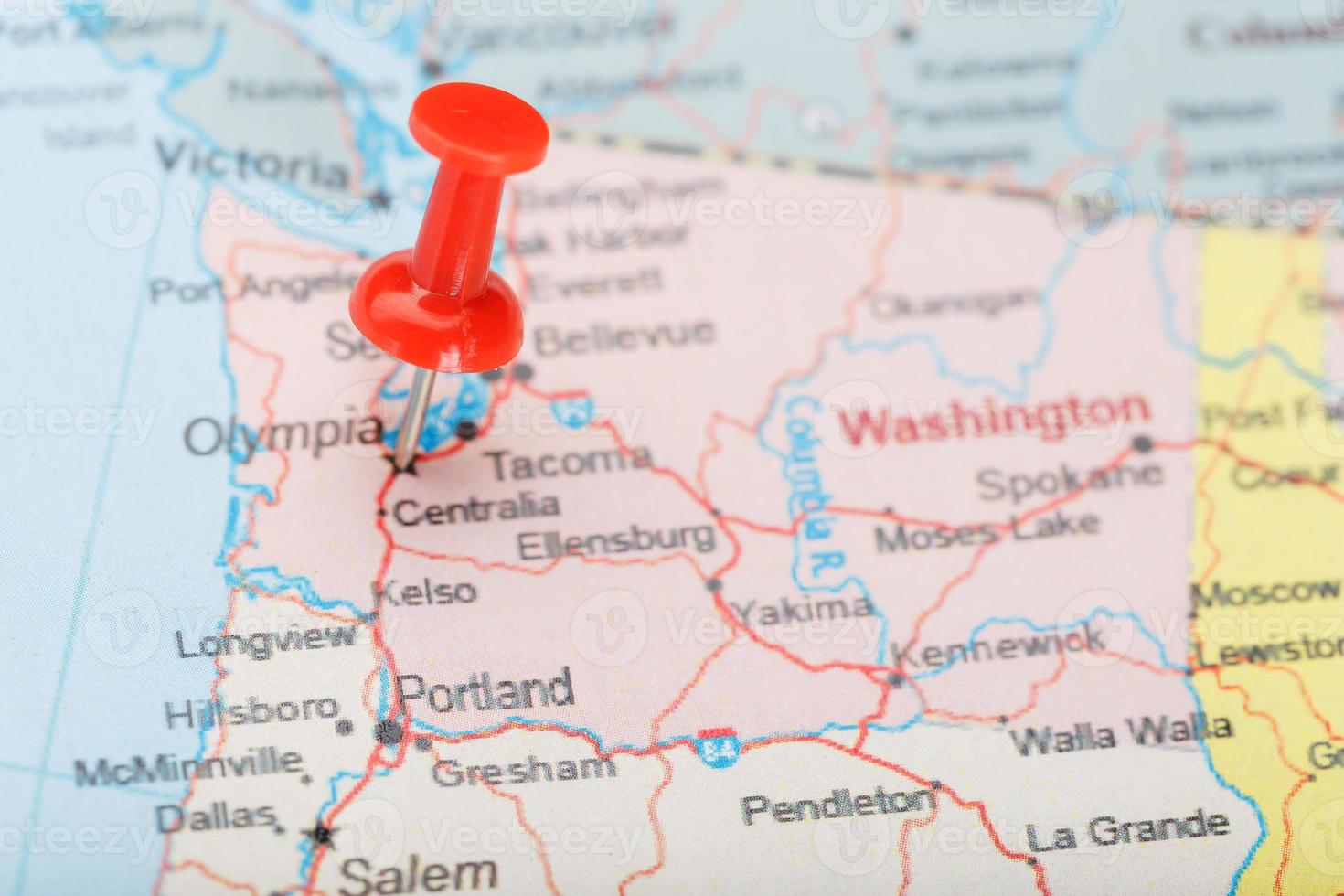 aiguille de bureau rouge sur la carte des états-unis, washington et dc. Close up plan de Washington avec tack rouge photo