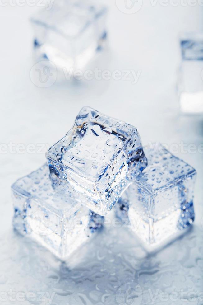 glace avec des gouttes d'eau de fonte en gros plan sur un fond blanc. photo