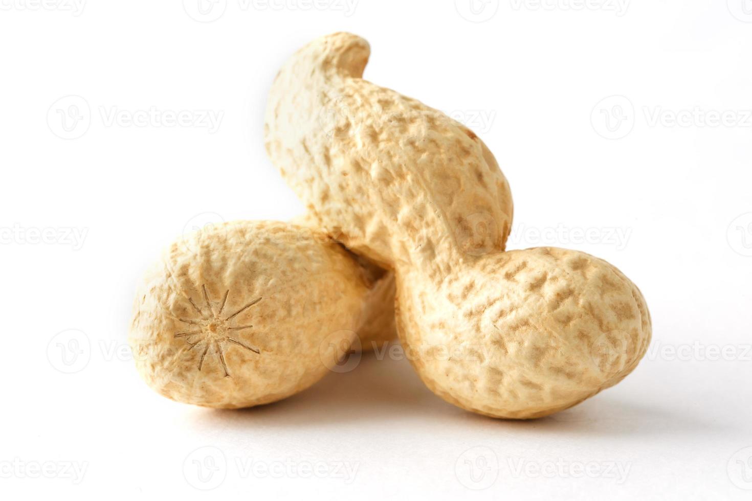 cacahuètes. deux noix décortiquées isolées sur fond blanc. macro d'arachide. photo