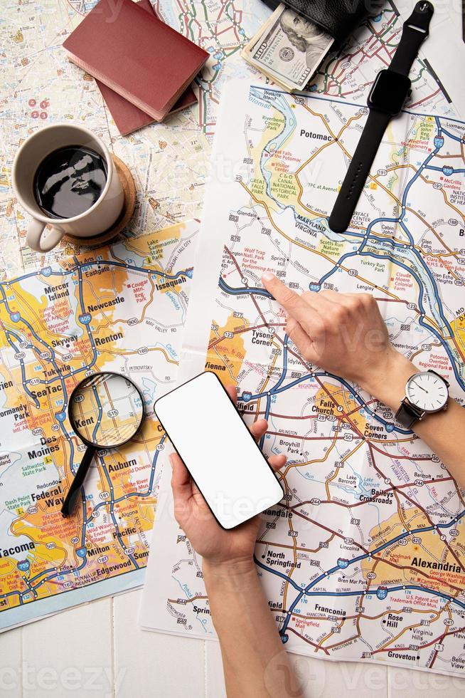 main de femme dessinant sur une carte de voyage, planifiant un voyage ou des vacances photo